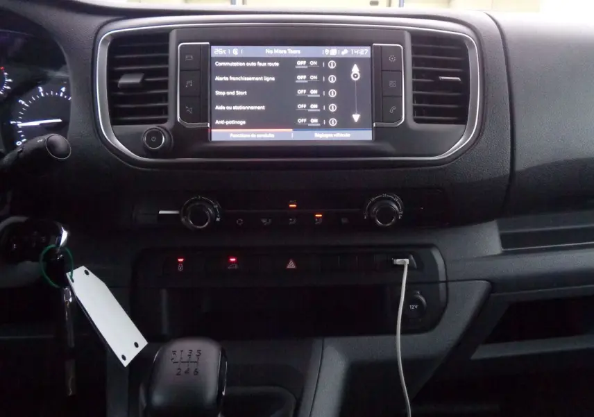 Tableau de bord du Fiat Scudo Fourgon 2022 avec écran tactile, commandes climatisation et levier de vitesses manuel.