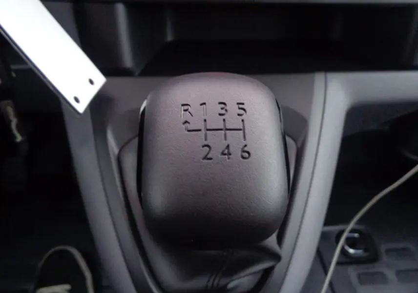 Le levier de vitesses manuel noir du Fiat Scudo Fourgon Long 2.0 MJT 145 CH Pro Lounge en gros plan.