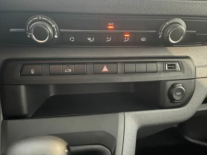 Détail de la console centrale du Fiat Scudo Fourgon blanc 2022 avec commandes climatisation et prise 12V visibles
