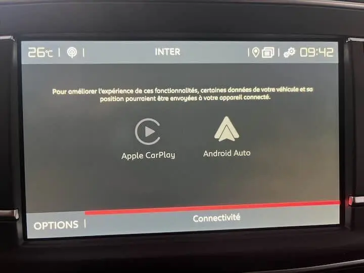 Écran tactile du système multimédia FIAT Scudo Fourgon Long 2.0 MJT affichant Apple CarPlay et Android Auto.