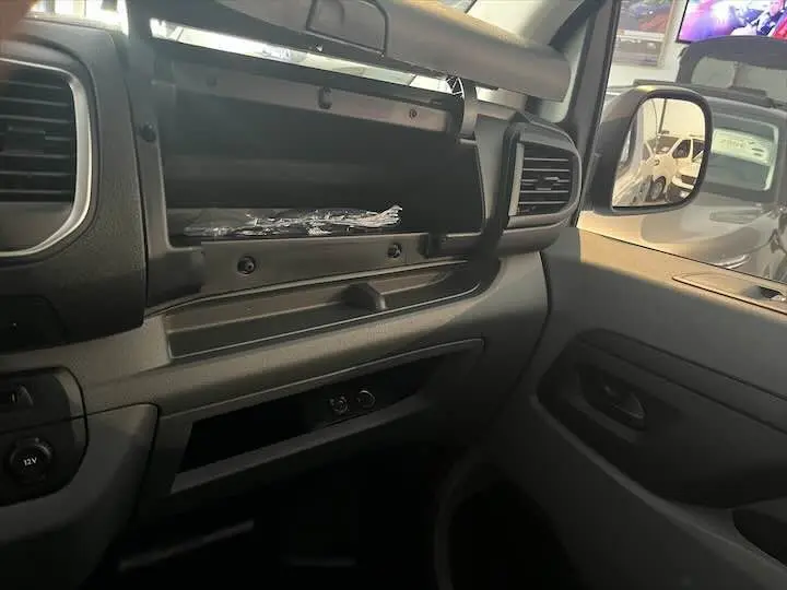 Intérieur du FIAT Scudo Fourgon blanc 2022, vue côté passager avec boîte à gants ouverte et rétroviseur visible.