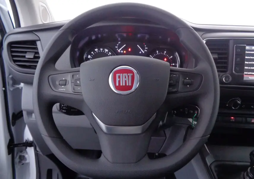 Vue rapprochée du volant noir avec logo FIAT rouge du fourgon blanc FIAT Scudo Long 2.0 MJT 145 CH Pro Lounge 2022.