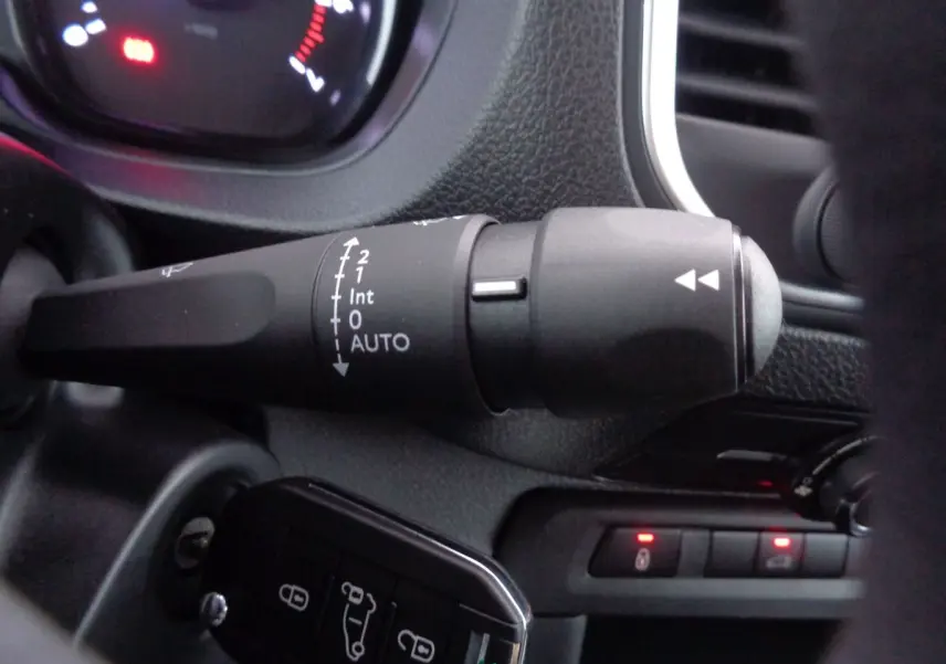 Gros plan sur la commande d’essuie-glace et le tableau de bord du FIAT Scudo Fourgon blanc, version 2022.