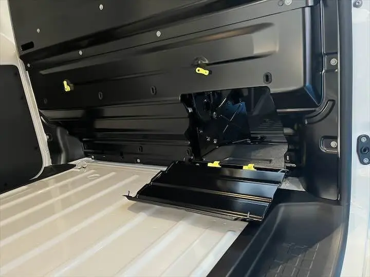 Détail intérieur du coffre du FIAT Scudo Fourgon blanc 2022, montrant une trappe noire ouverte sur la cloison séparative.