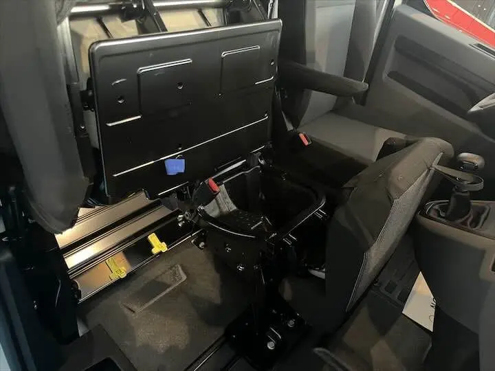Vue intérieure du siège passager relevé du Fiat Scudo Fourgon blanc 2022, montrant le mécanisme de fixation et l'espace sous le siège.
