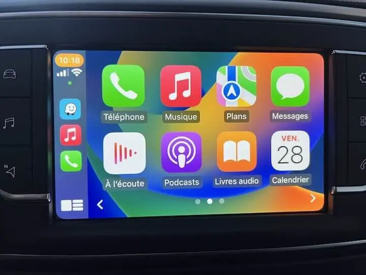 Écran tactile central du tableau de bord du Fiat Scudo Fourgon blanc 2022 affichant les applications Apple CarPlay.