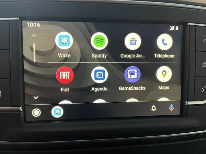 Écran tactile multimédia du tableau de bord du Fiat Scudo Fourgon blanc, affichant des applications connectées.