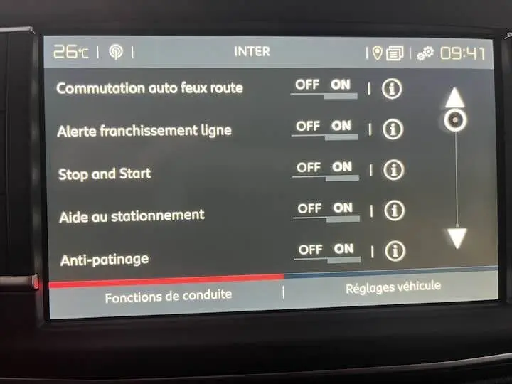 Écran tactile intérieur du Fiat Scudo Fourgon blanc affichant les réglages des aides à la conduite.