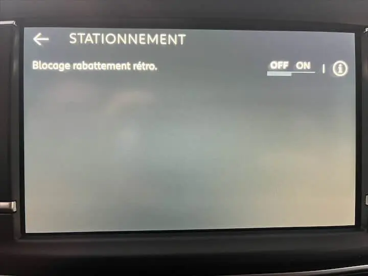 Écran tactile intérieur du FIAT Scudo Fourgon blanc affichant le menu de réglage du stationnement et blocage rabattement rétro