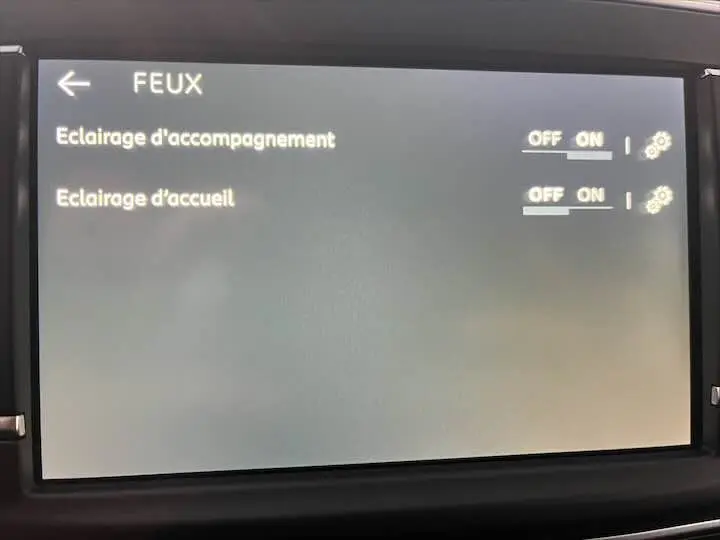 Écran tactile du tableau de bord du Fiat Scudo Fourgon Long 2.0 MJT 145 CH Pro Lounge affichant les réglages d'éclairage d'accompagnement et d'accueil.