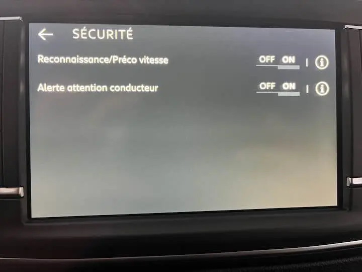 Écran tactile intérieur affichant les réglages de sécurité du FIAT Scudo Fourgon blanc, vue de face.