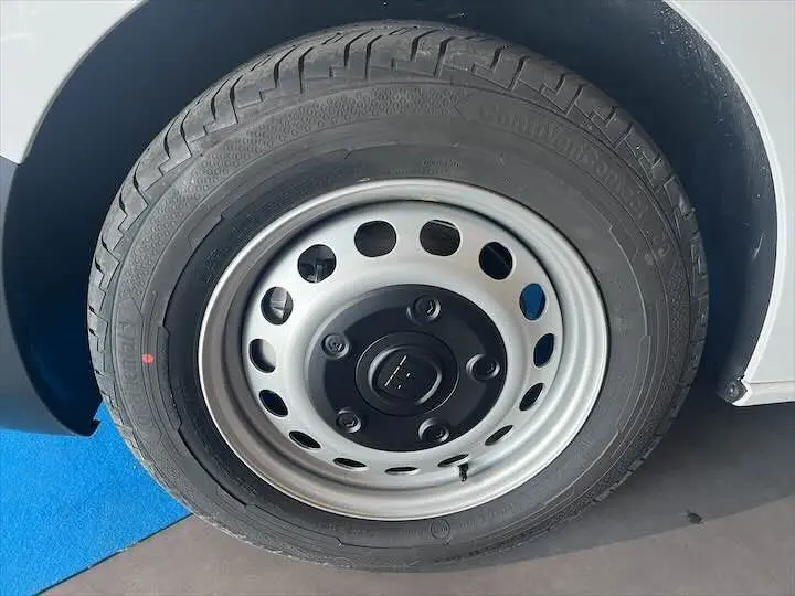 Gros plan sur la roue avant droite blanche du FIAT Scudo Fourgon Long 2.0 MJT 145 CH Pro Lounge 2022.