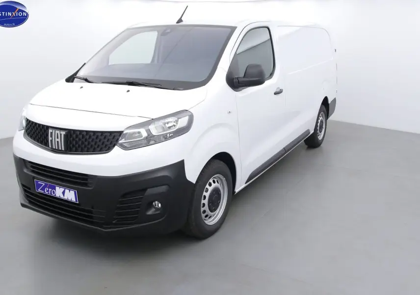 Fourgon blanc Fiat Scudo Long 2.0 MJT vu en 3/4 avant droit, avec calandre noire et pare-chocs avant noir.