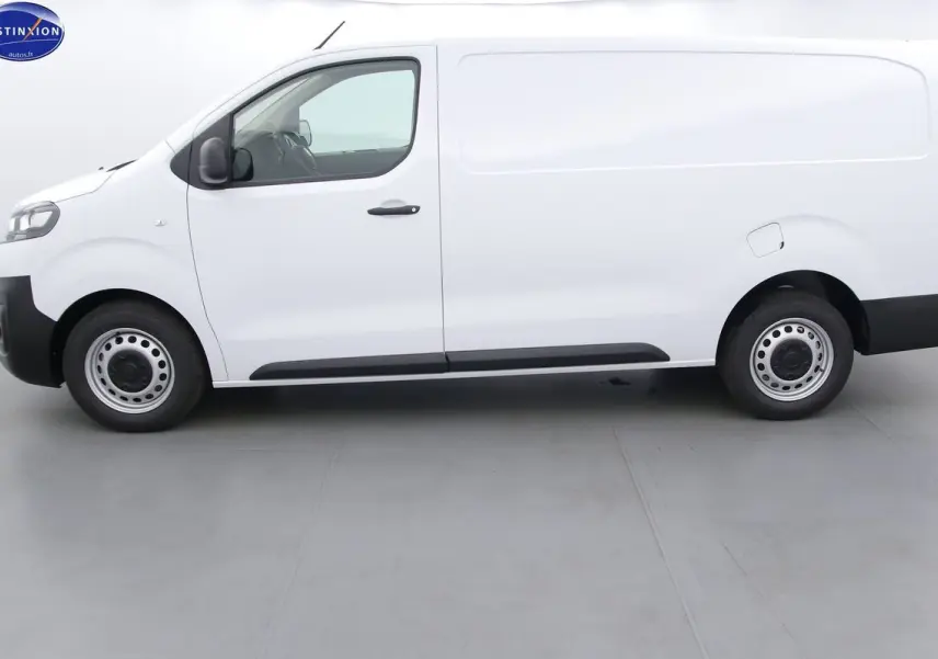 Profil côté gauche du FIAT Scudo Fourgon blanc 2022 avec jantes acier et poignées noires.