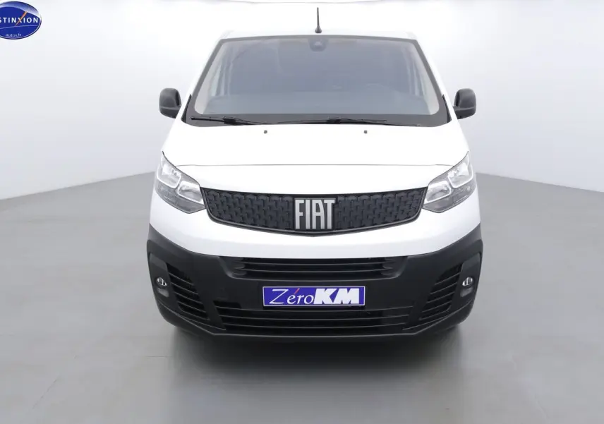 Vue frontale d'un FIAT Scudo Fourgon blanc avec calandre noire et plaque "Zero KM" visible.