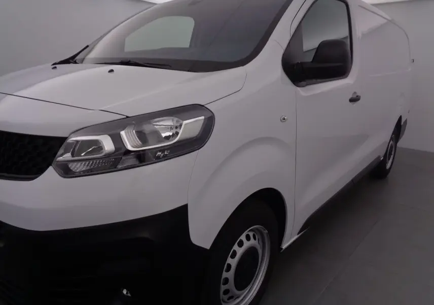 Vue 3/4 avant droit d'un FIAT Scudo Fourgon blanc avec calandre noire et jantes acier simples.