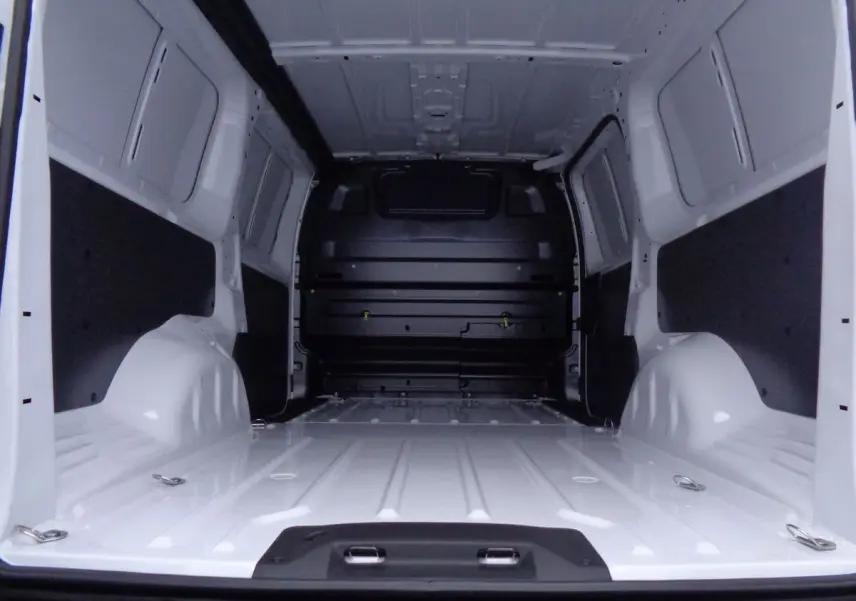 Intérieur vide du fourgon blanc Fiat Scudo Long 2.0 MJT 145 CH Pro Lounge vu de l'arrière vers l'avant.