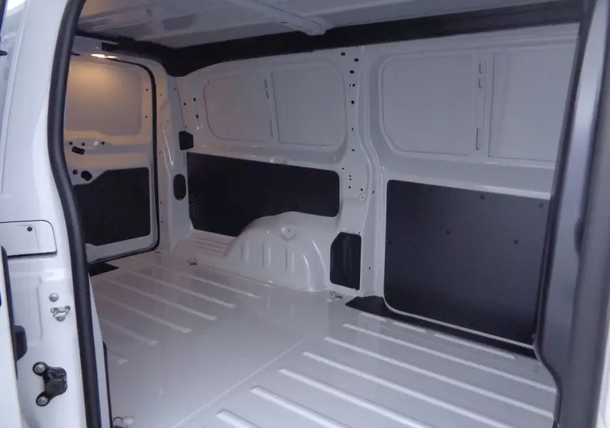 Intérieur du coffre blanc du FIAT Scudo Fourgon Long 2022, vue de côté gauche avec panneaux noirs de protection.