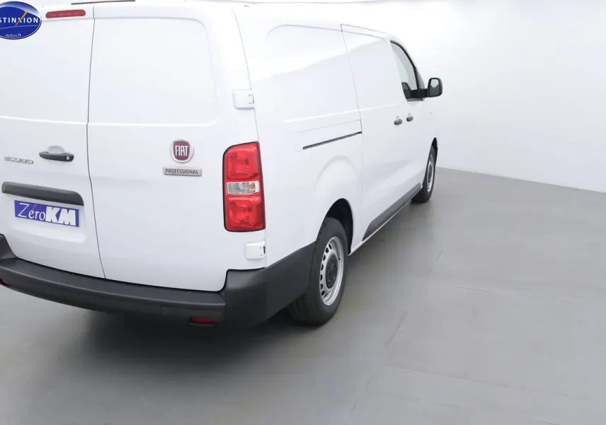 Fiat Scudo Fourgon blanc vu en 3/4 arrière droit dans un studio lumineux avec logo Distinxion visible.