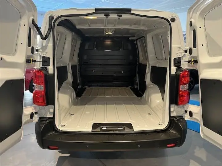 Vue arrière du fourgon blanc FIAT Scudo Long 2.0 MJT avec portes ouvertes montrant l'espace de chargement vide.