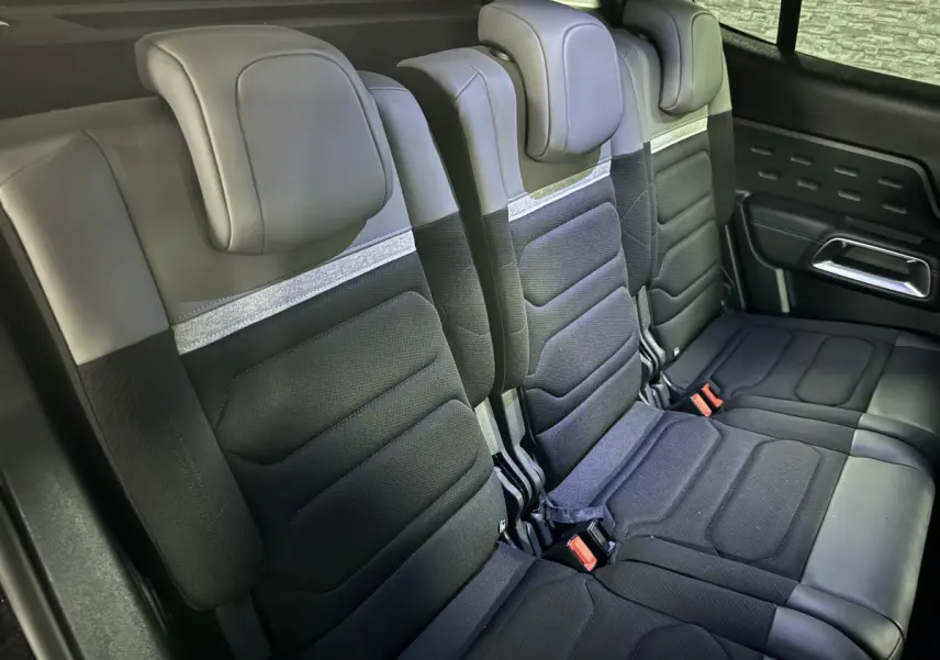 Vue rapprochée des trois sièges arrière indépendants noirs du Citroën C5 Aircross 2022 avec appuie-têtes intégrés.