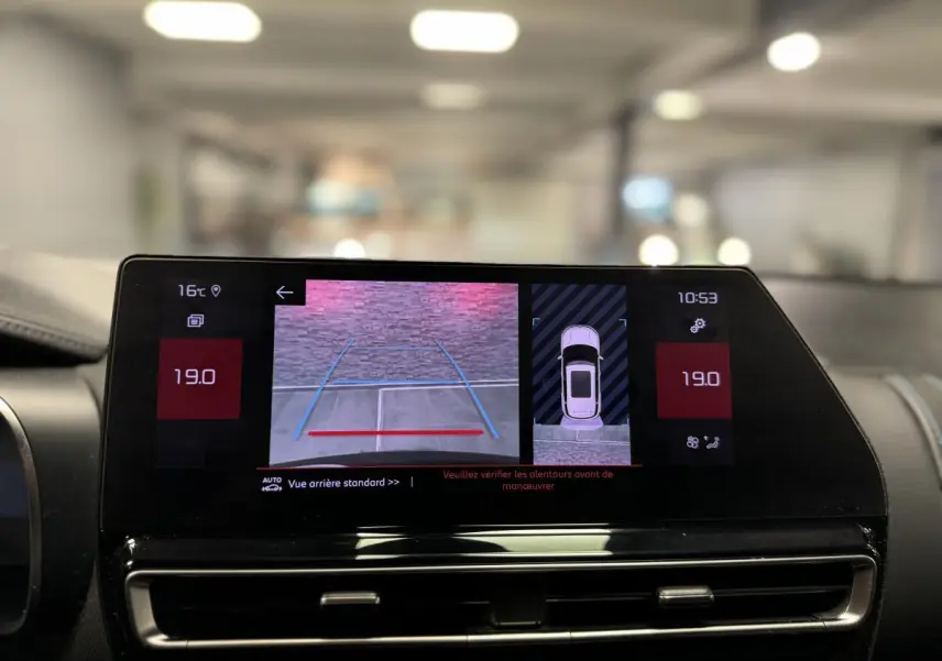 Écran tactile du tableau de bord montrant la caméra de recul et l'aide au stationnement du Citroën C5 Aircross noir.