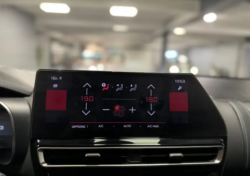 Écran tactile de climatisation bi-zone du Citroën C5 Aircross 2022 avec réglages à 19°C visibles