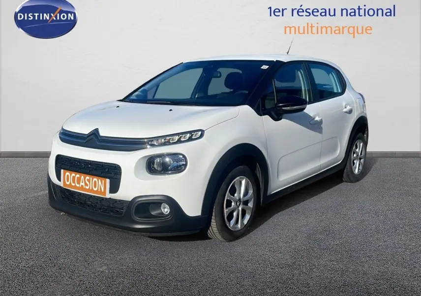 Citroën C3 blanc banquise vue 3/4 avant droit, avec éléments noirs contrastants sur pare-chocs et rétroviseurs.