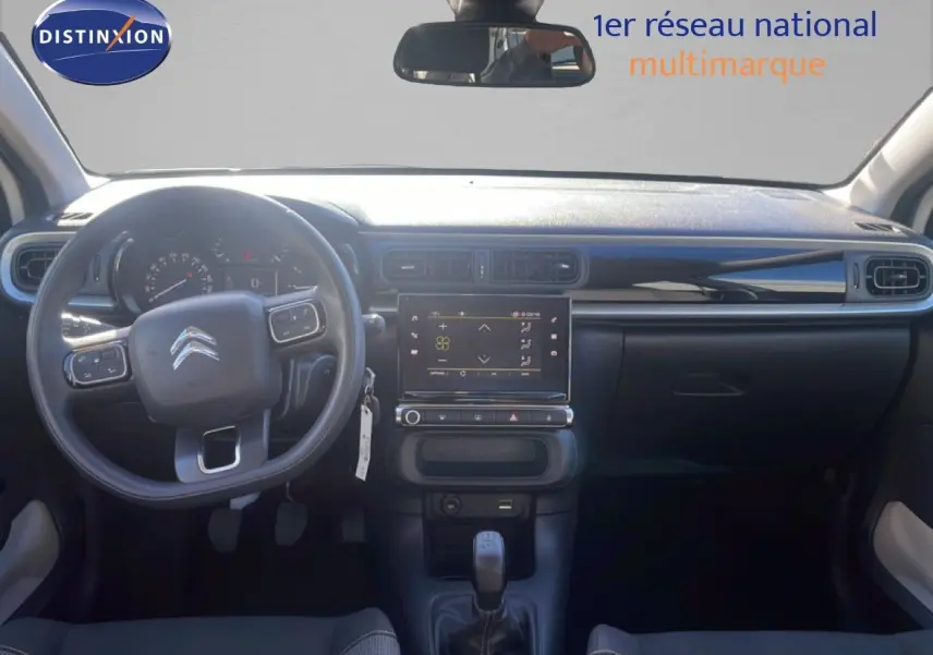 Intérieur de la Citroën C3 2020 en vue frontale, tableau de bord noir avec écran tactile et volant multifonction.