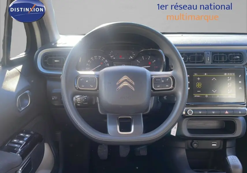 Vue intérieure centrée sur le volant de la Citroën C3 2020, tableau de bord noir avec écran tactile et commandes au volant.