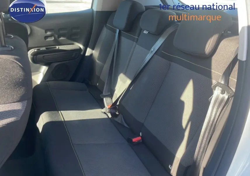 Vue intérieure côté droit des sièges arrière en tissu noir d'une Citroën C3 blanche banquise de 2020.