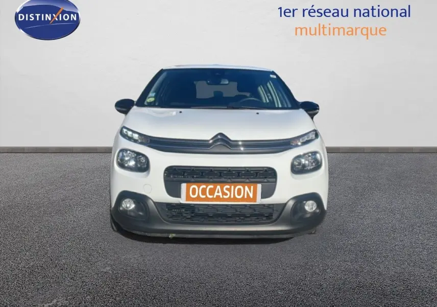 Vue frontale d'une Citroën C3 blanche Banquise avec calandre noire et plaque "OCCASION" visible au centre.