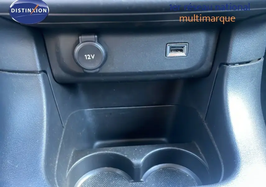 Gros plan sur la console centrale noire de la Citroën C3 2020 avec prise 12V et port USB visibles.