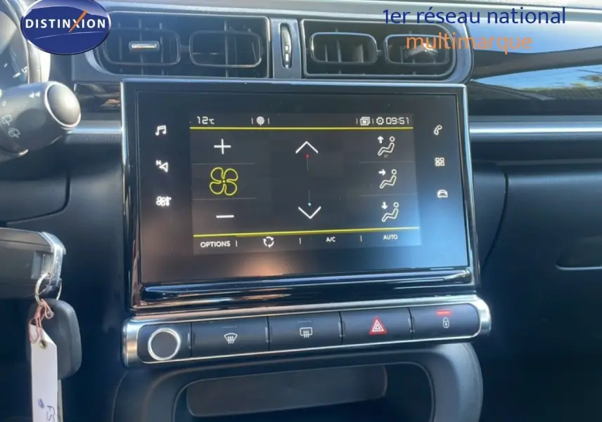 Vue rapprochée de la console centrale de la Citroën C3 blanche, avec écran tactile affichant la climatisation.
