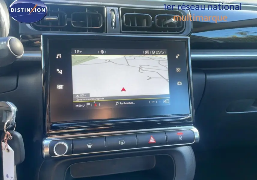 Écran tactile central avec navigation, tableau de bord noir brillant et commandes climatisation sur Citroën C3 blanc banquise.