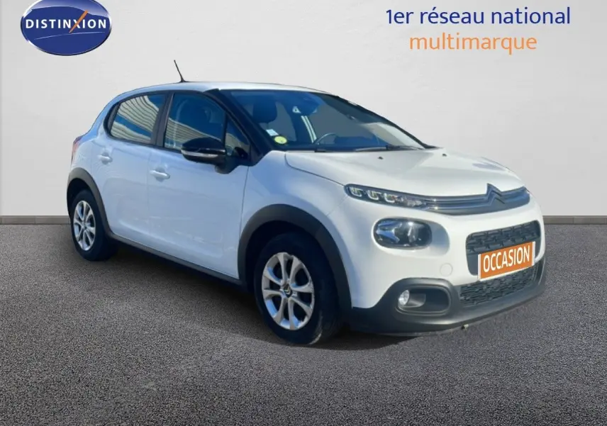 Citroën C3 blanc banquise vue 3/4 avant droit, avec calandre noire et jantes alliage visibles.