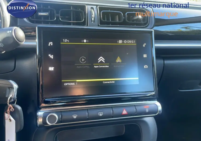 Vue rapprochée du tableau de bord de la Citroën C3 2020 avec écran tactile et commandes de climatisation.