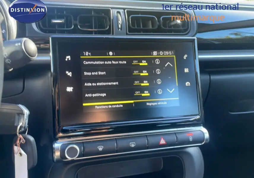 Vue rapprochée de l’écran tactile central et tableau de bord noir d’une Citroën C3 blanche banquise, version 2020.