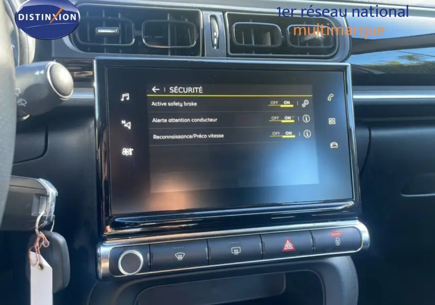 Vue rapprochée de l’écran tactile central et tableau de bord noir d’une Citroën C3 blanche banquise de 2020.