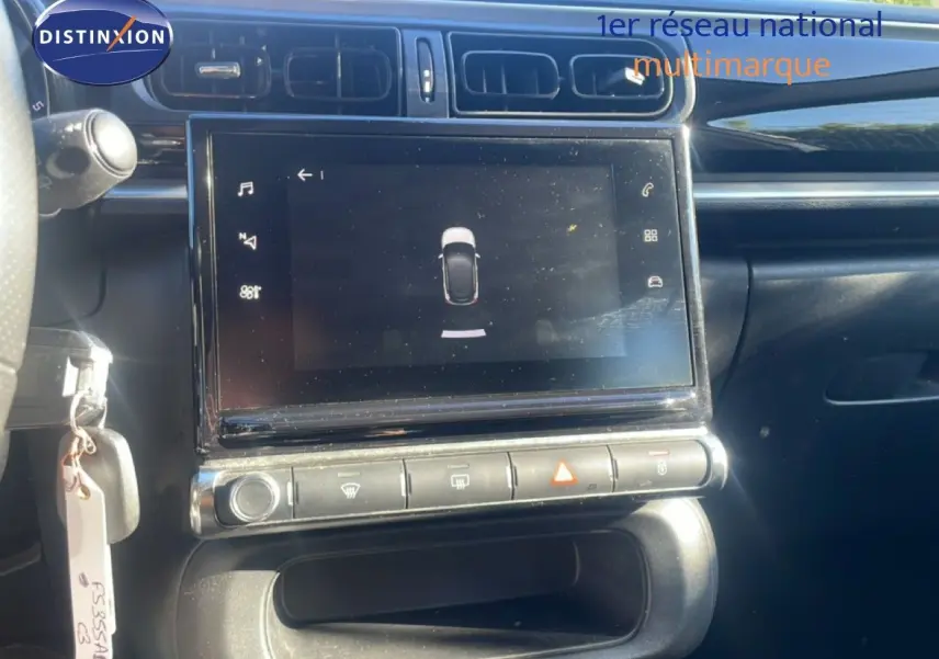 Vue intérieure centrée sur l’écran tactile et la console centrale d’une Citroën C3 blanche de 2020.