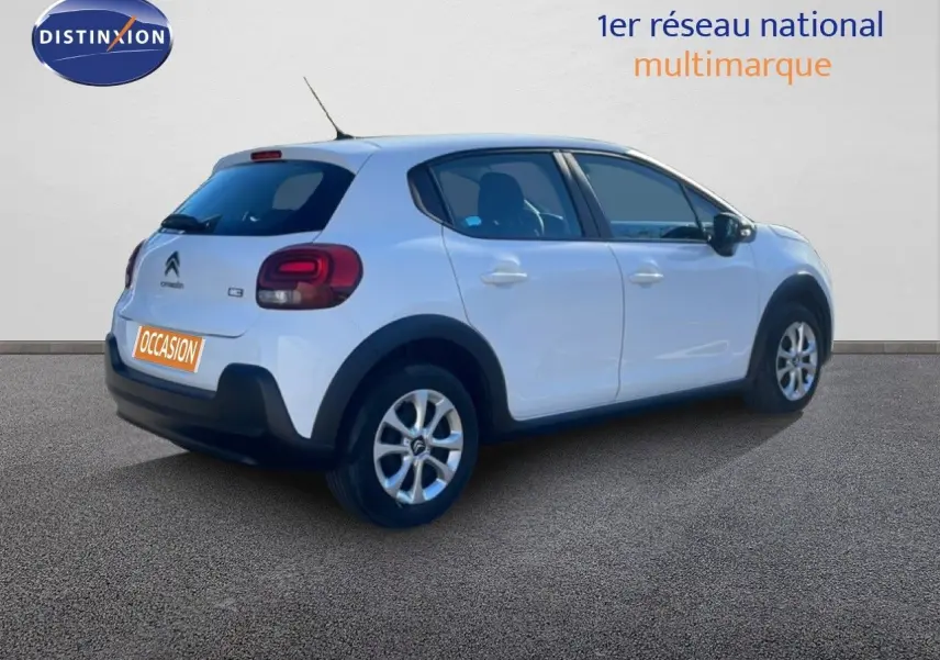 Citroën C3 blanc banquise vue 3/4 arrière droit, avec feux arrière arrondis et jantes alliage.