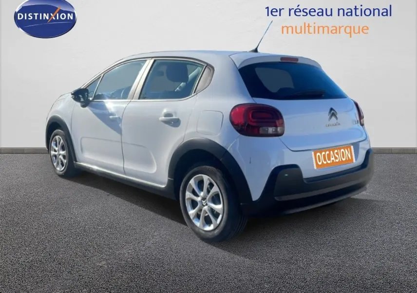 Citroën C3 blanc banquise vue 3/4 arrière droit, avec feux arrière arrondis et jantes alliage.