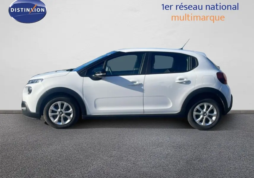 Profil côté gauche d'une Citroën C3 blanche Banquise de 2020, avec jantes alliage et détails noirs contrastants.