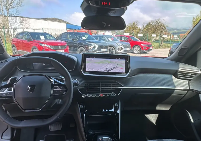Vue intérieure avant du Peugeot 2008 Hybrid 145 Allure Plus avec tableau de bord moderne et écran tactile GPS.
