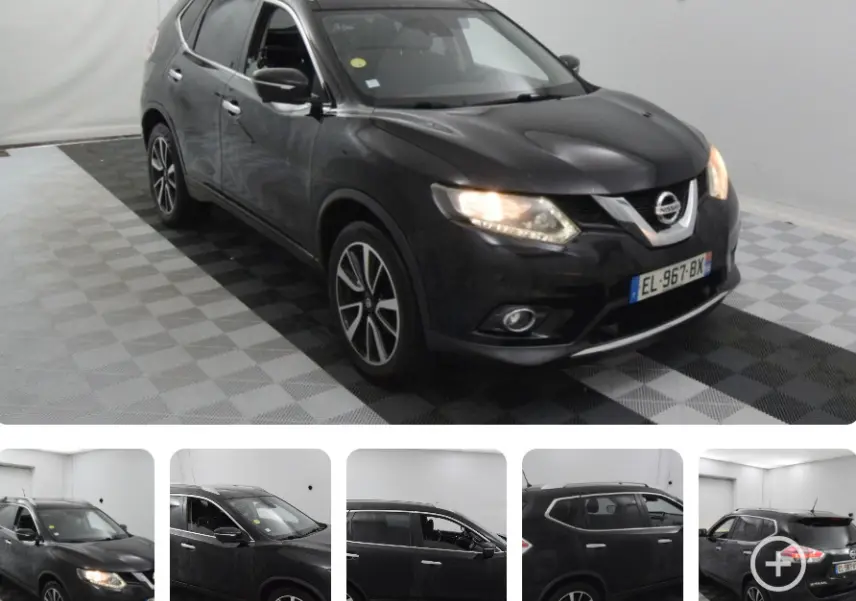 Nissan X-Trail III noir vu en 3/4 avant droit, phares allumés et jantes alliage distinctives, dans un studio blanc.