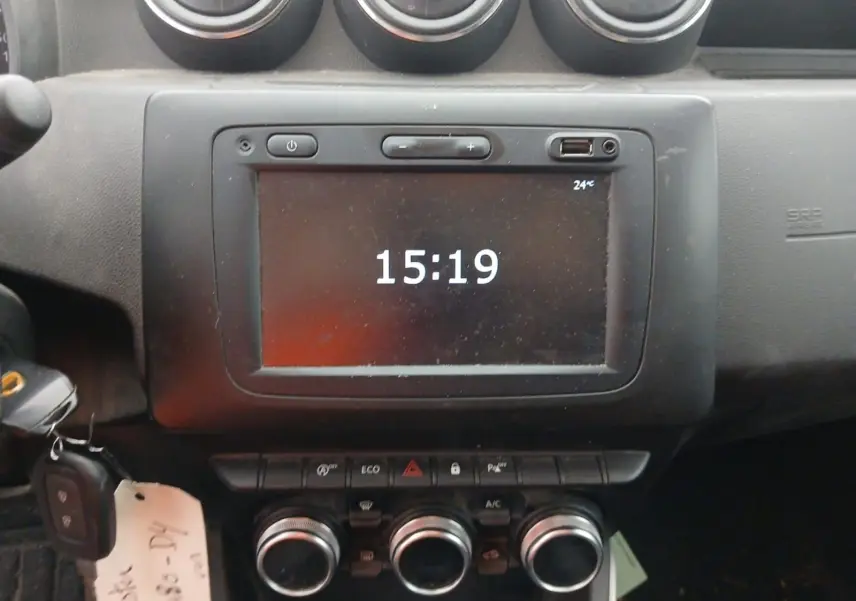 Vue intérieure du poste de conduite du Dacia Duster blanc 2021, avec volant multifonction et levier de vitesse manuel visible.