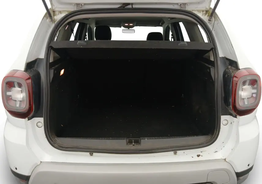 Écran tactile central du Dacia Duster 2021 blanc, affichant le menu multimédia avec options radio, navigation et téléphone.