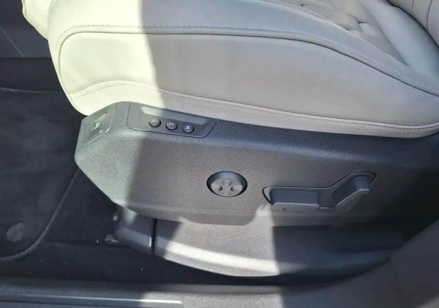 Réglages électriques du siège avant gauche en cuir beige du DS7 Hybride Rechargeable E-Tense 2024.