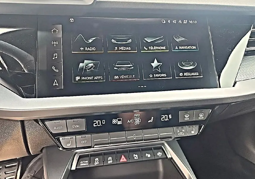 Vue rapprochée de la console centrale de l’Audi A3 Sportback 2026 avec écran tactile et commandes de climatisation.
