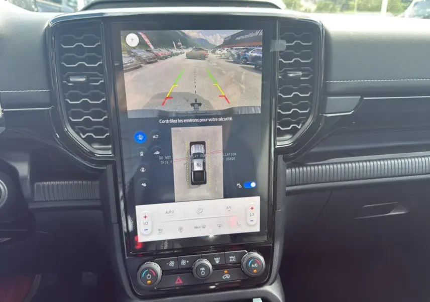 Vue intérieure centrée sur l’écran tactile vertical du Ford Ranger noir agate, affichant la caméra 360° et les commandes climatisation.